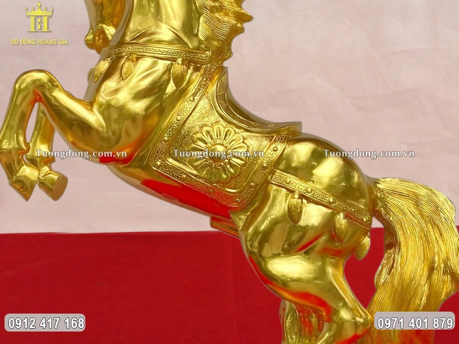 Toàn bộ bề mặt tượng được dát vàng 9999 sang trọng